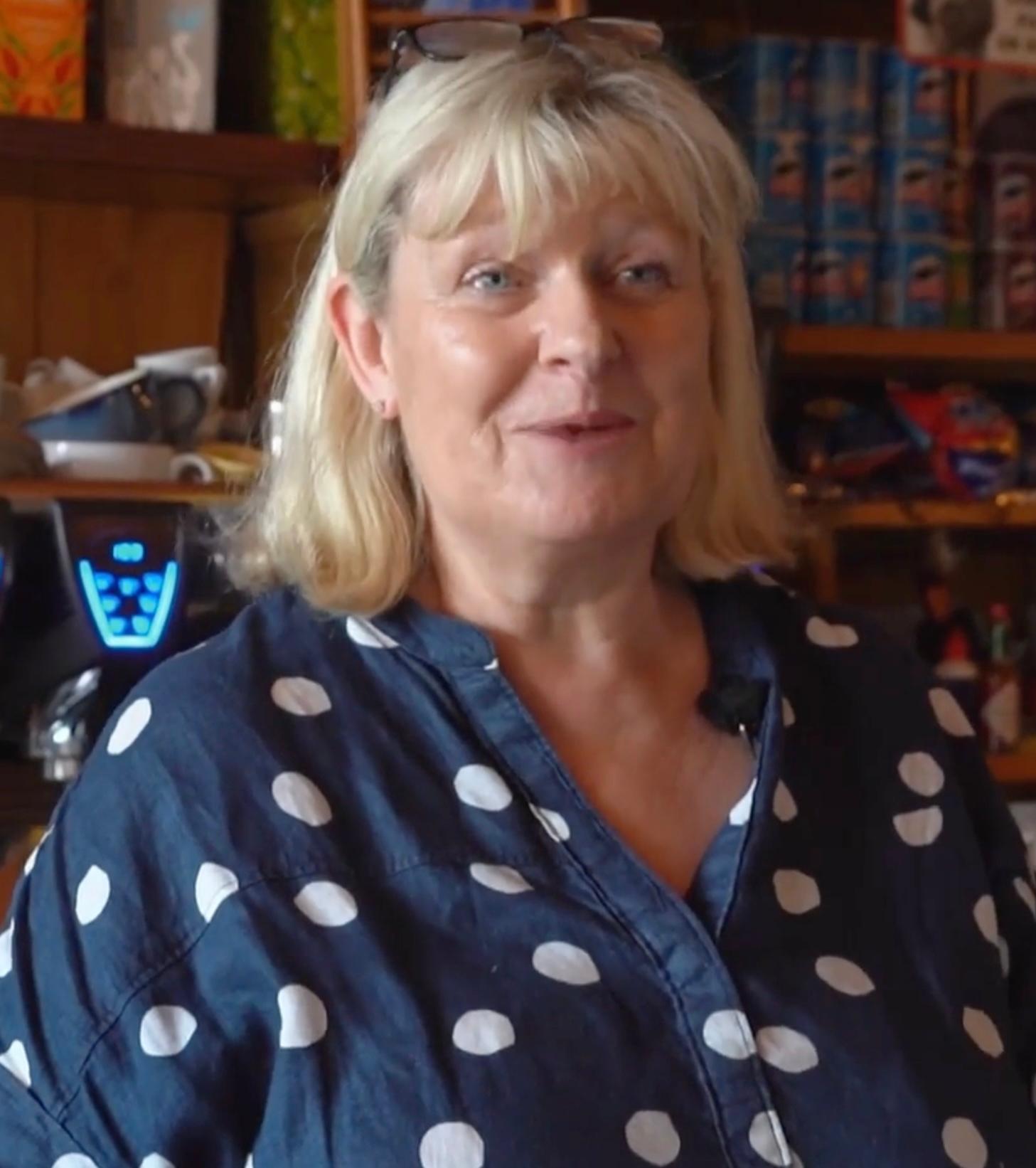 actor Adrienne McCarthy large photo