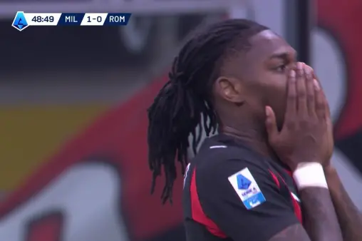 [Highlights] Wave of attacks! Leao creates space and fires a powerful shot, saved by Svilar