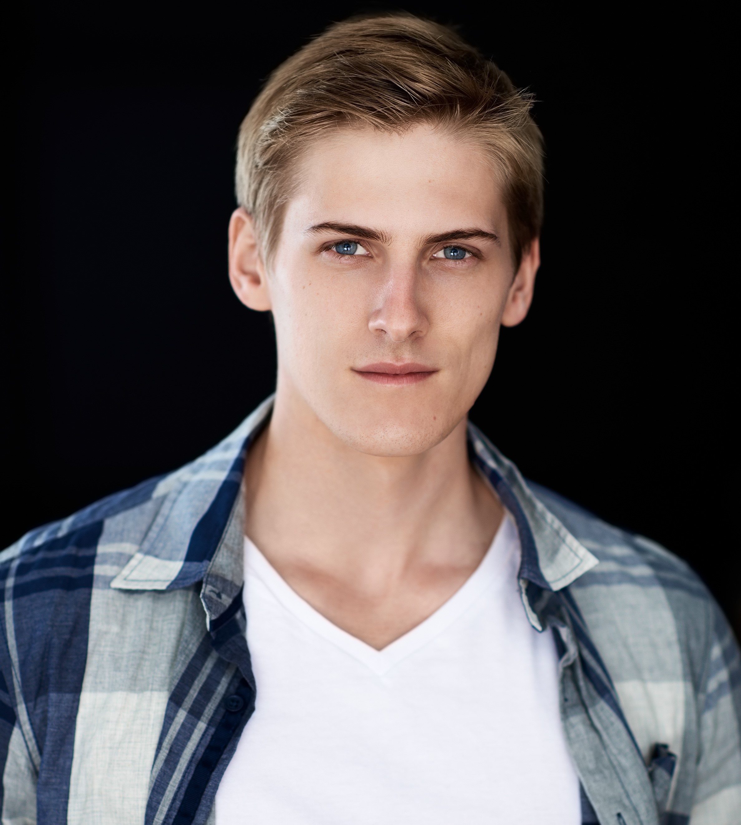 actor Lewis Edwards large photo