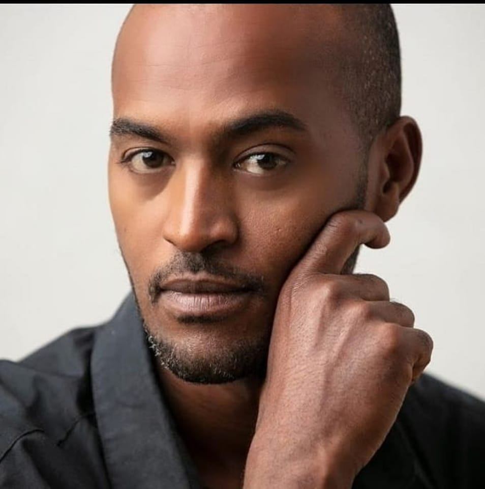 actor Emos Ayeno large photo