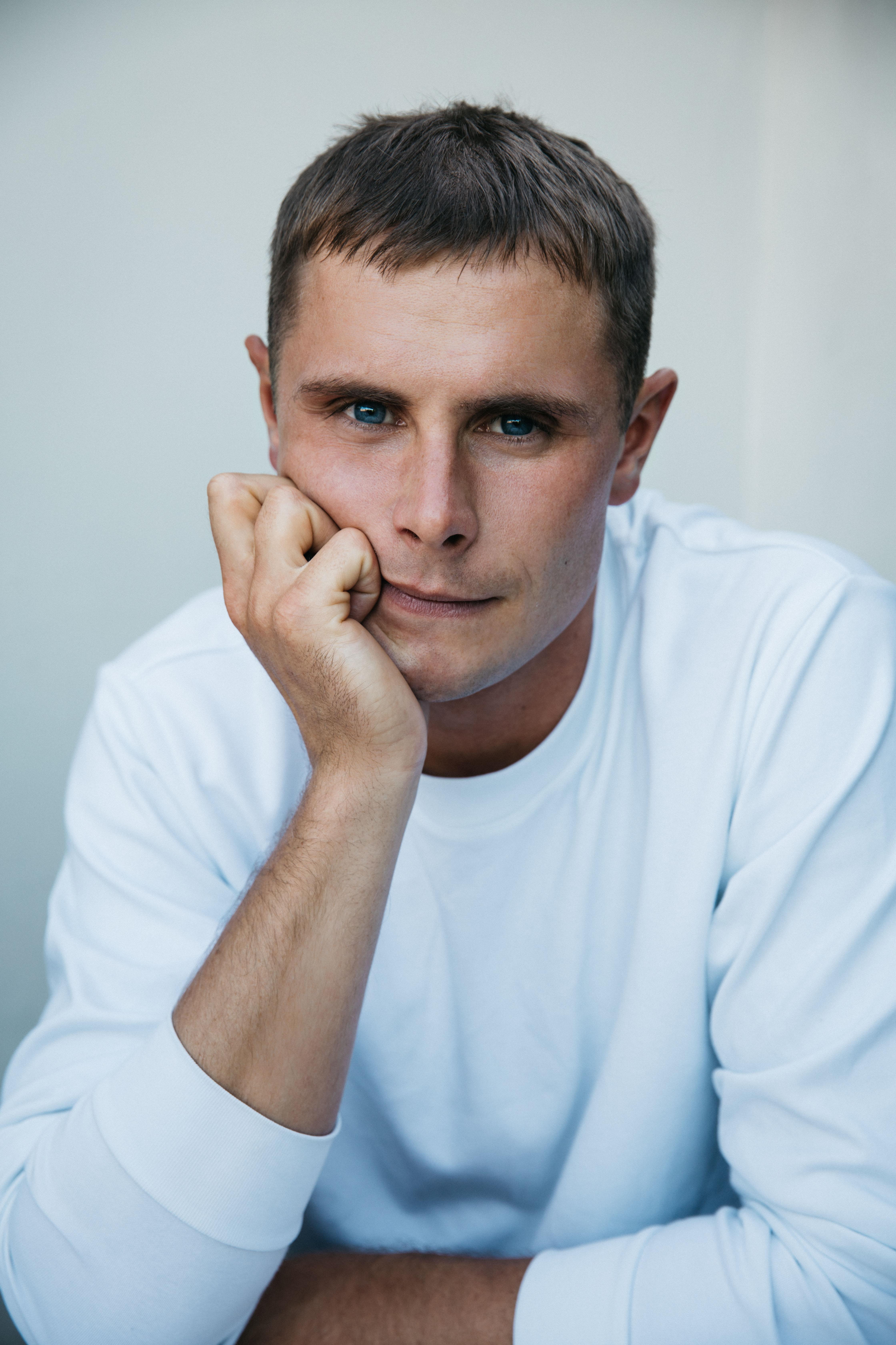 actor Billy Hinchliff large photo