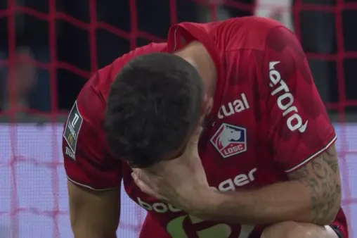 [Highlights] A bit too central! Giroud's header in the box saved by the goalkeeper