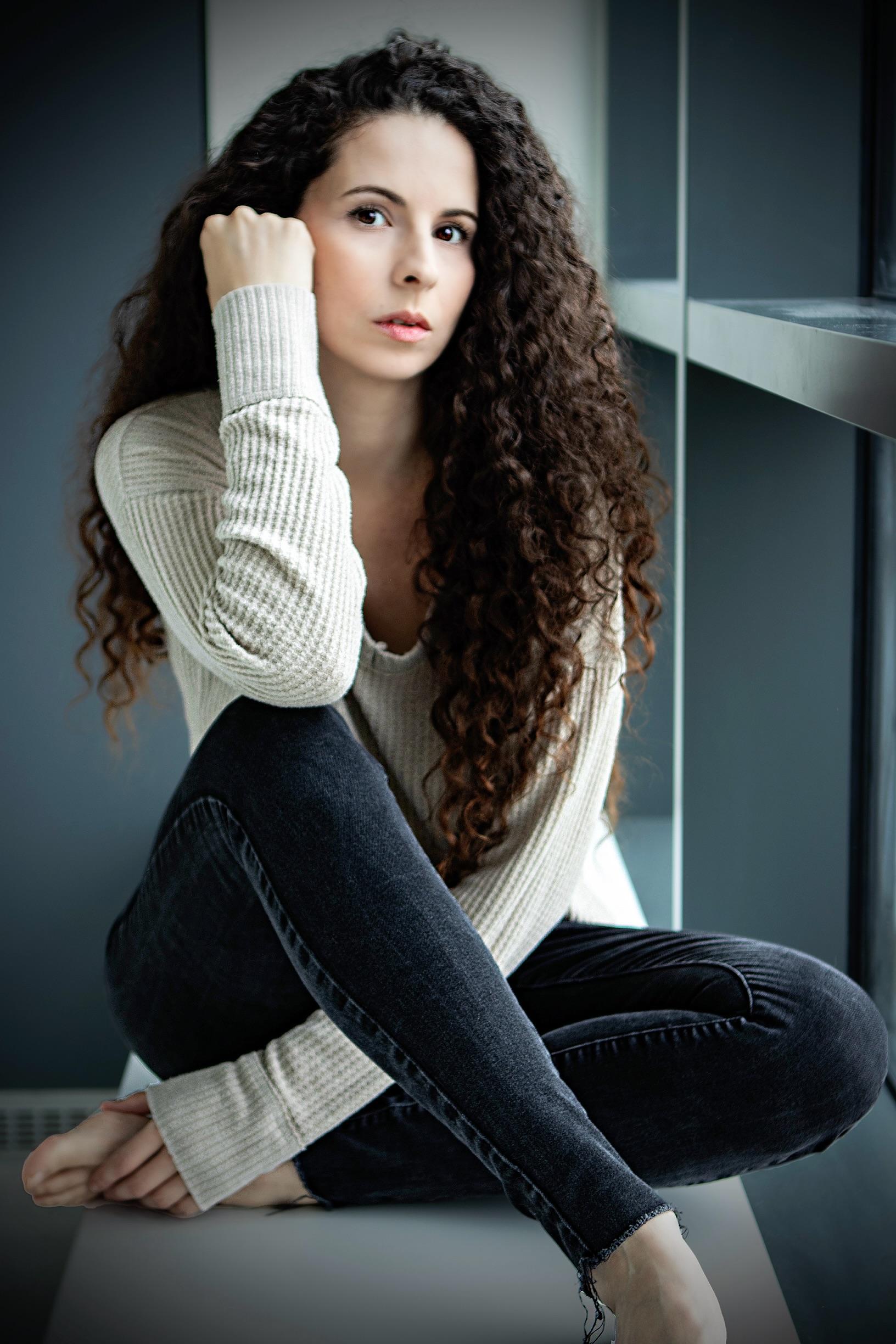 actor Emma Chaibedra large photo