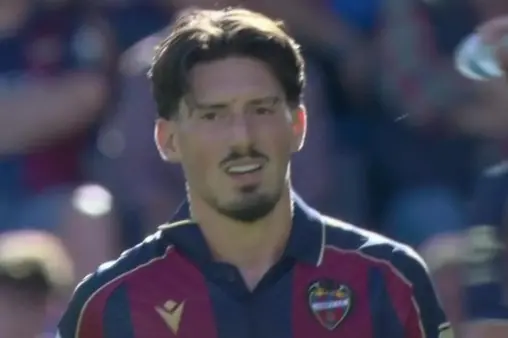 [Red Card] Teammate plays a dangerous pass! Vencedor fouls Moriba with a tackle, gets sent off