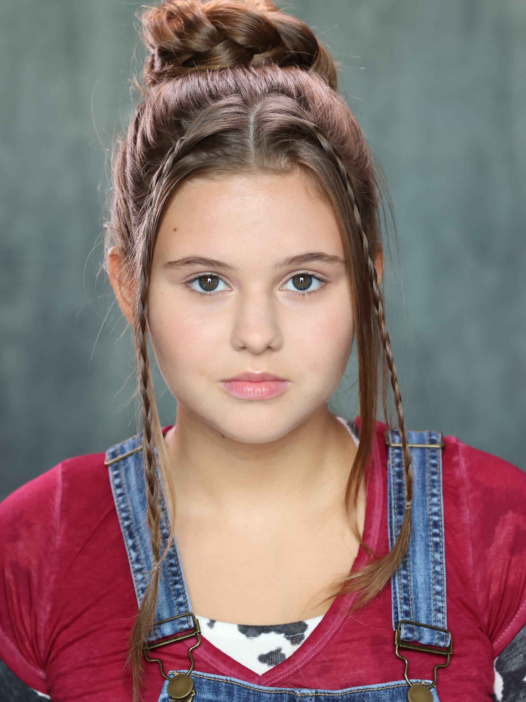 actor Katie Hubbard large photo