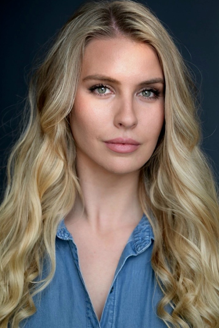 actor Sabrina Baribeau large photo