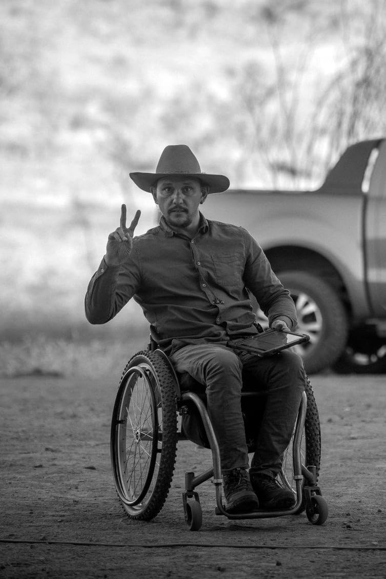 actor Isaac Elliott large photo