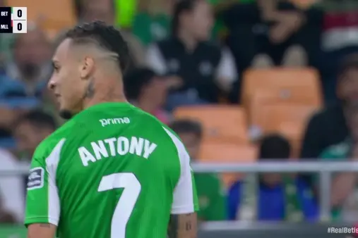 [Highlights] Finding his touch! Antony's low strike from the edge of the box goes wide