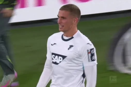 [Goal] Takes the lead! Pummer scores with a powerful header