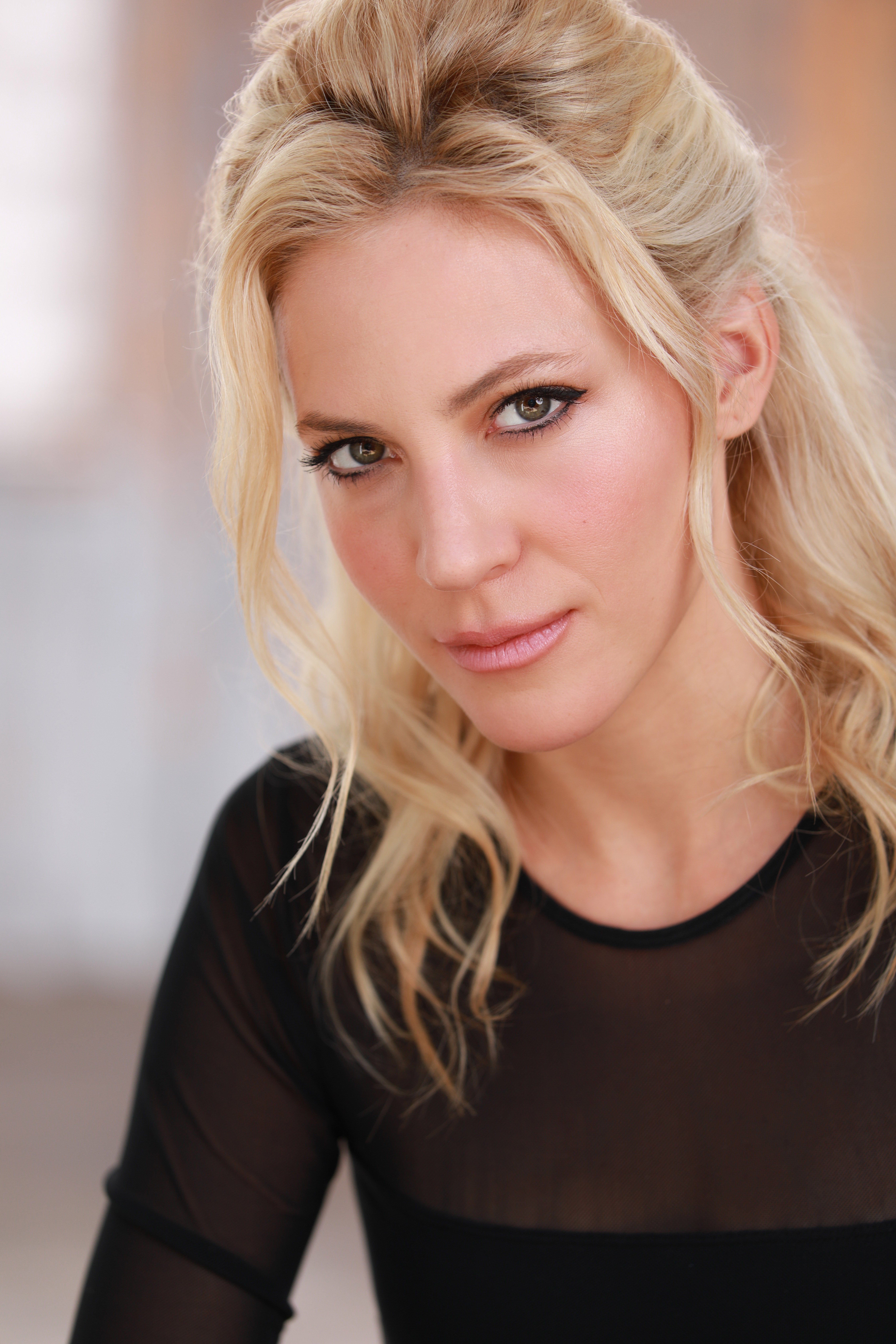 actor Samantha Stinger large photo