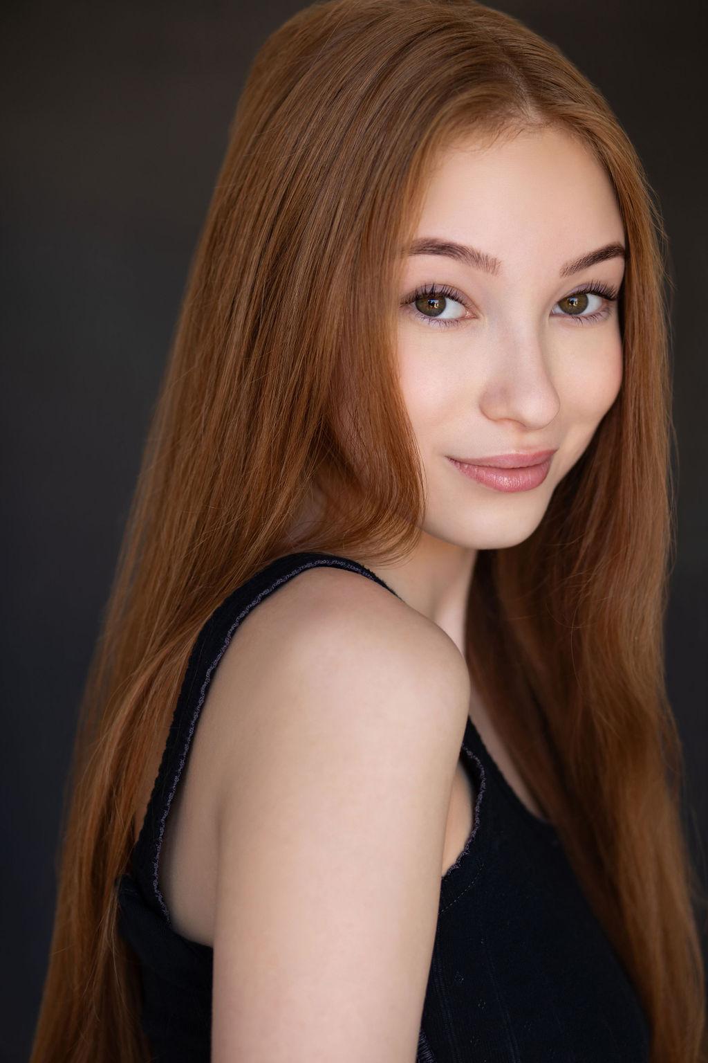 actor Caroline Elle Abrams large photo