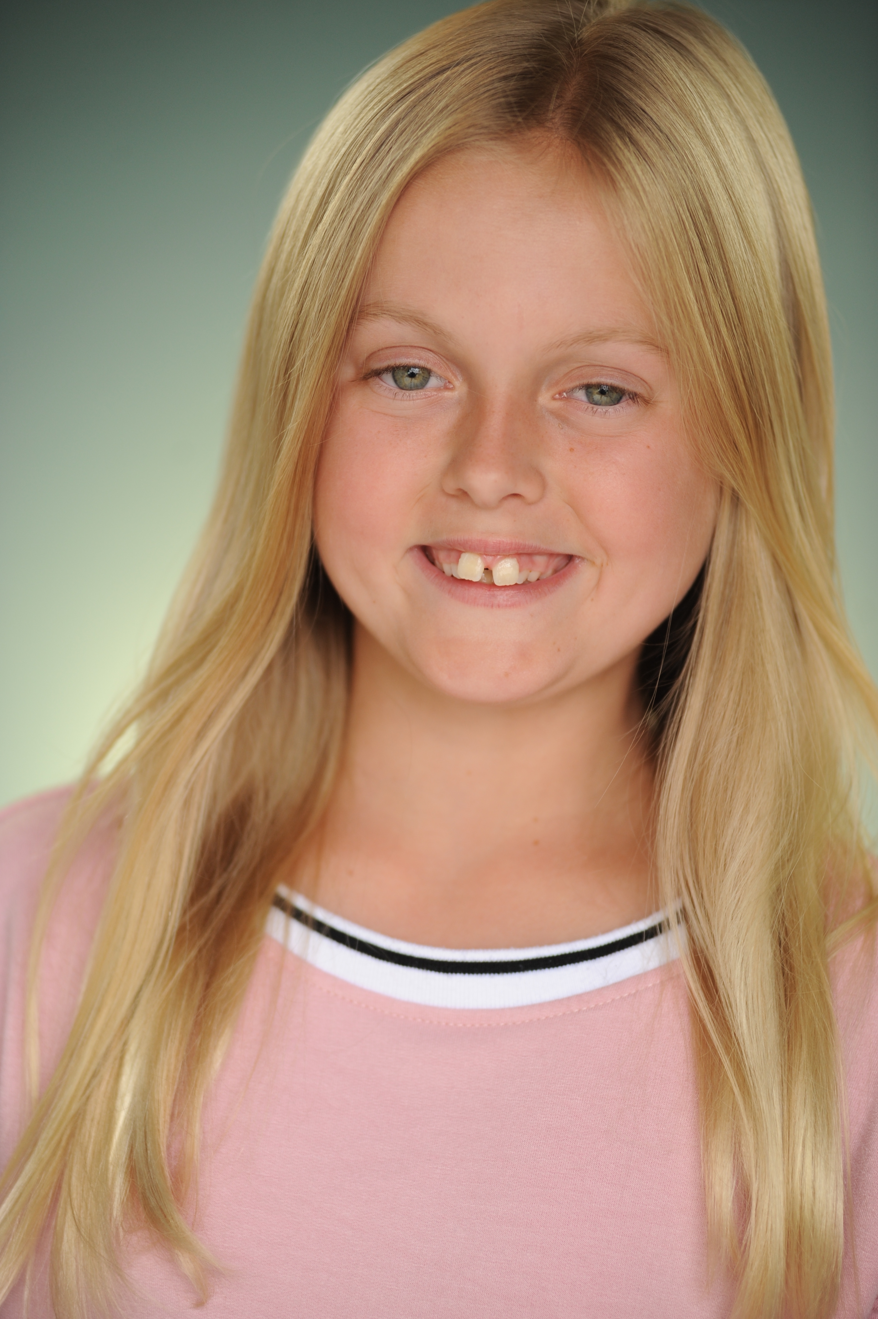 actor Hailey Bithell large photo