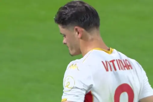 [Highlights] Vitinha cuts inside and shoots, ball deflected and saved by diving goalkeeper