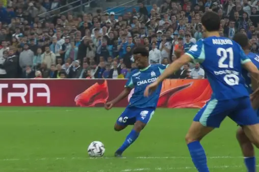 [Goal] Huge blunder! Gomez curls free kick into far corner, Majewski's butterfingers let it slip into the net