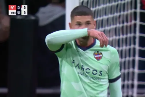 [Goal] A touch of helplessness! Levante goalkeeper's save error leads to Dela's own goal gift