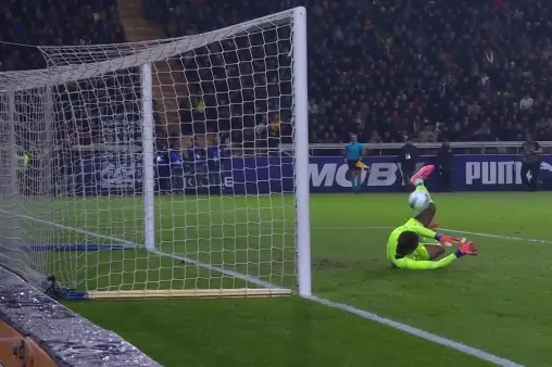 [Highlights] Modric dribbles horizontally at the edge of the box, creates space and curls a shot that Suzuki Ayame fumbles