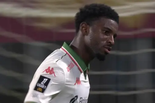 [Goal] Curling shot! Ali Xiao receives a quick pass and smashes it into Metz's goal