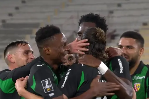 [Goal] Taking the initiative away from home! Thomasson's shot blocked, Edouard scores the rebound