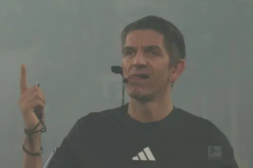 [Highlights] Welcome to the Rhine Derby! Fans set off fireworks, causing game suspension