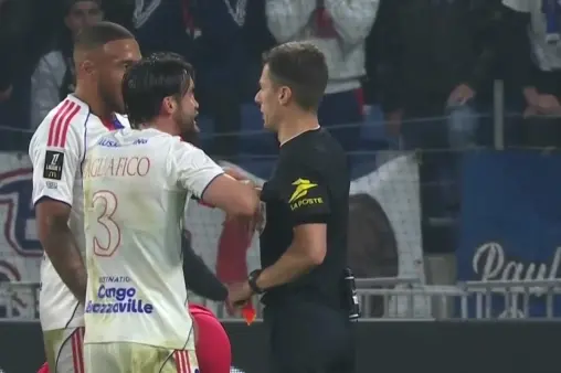 [Red Card] Unwise! Tagliafico fouls in stoppage time, gets second yellow and sent off