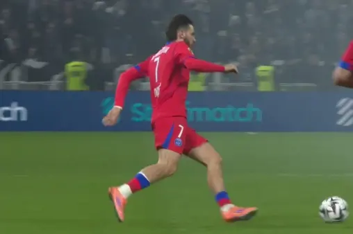 [Highlights] Mayulu goes down in the box, referee signals attacking player committed a foul first