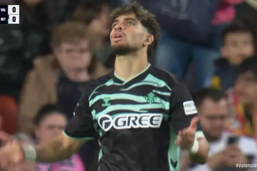 [Highlights] Anthony mis-kicks! After a blistering right-wing overtake, his cross finds Abde who misses the chance in the middle