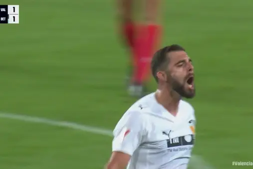 [Goal] Rioja snatches the second ball at the edge of the box and curls it into the bottom left corner, goalkeeper watches as the ball goes in