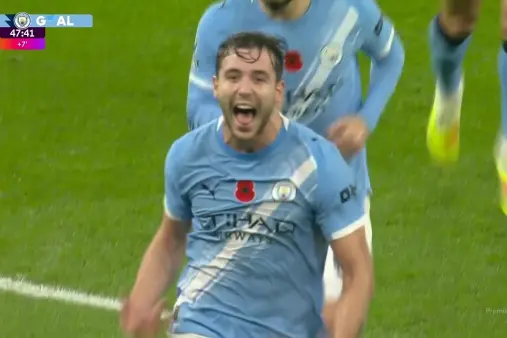 [Goal] Extend the lead! Nico's long-range shot takes a deflection off Van Dijk and finds the net