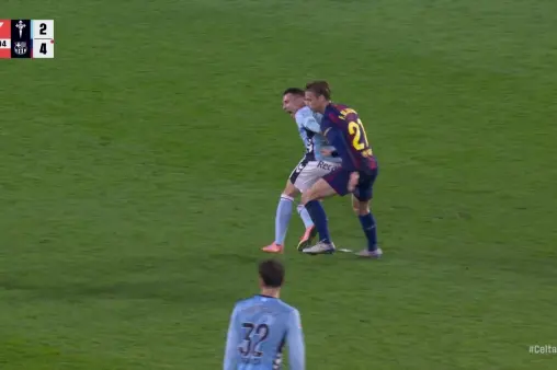 [Red Card] De Jong's minor foul push brings red card from referee