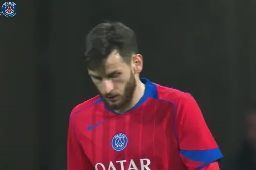 [Goal] Vitinha wins the ball in the final third, Khvicha Kvaratskhelia scores with a low shot