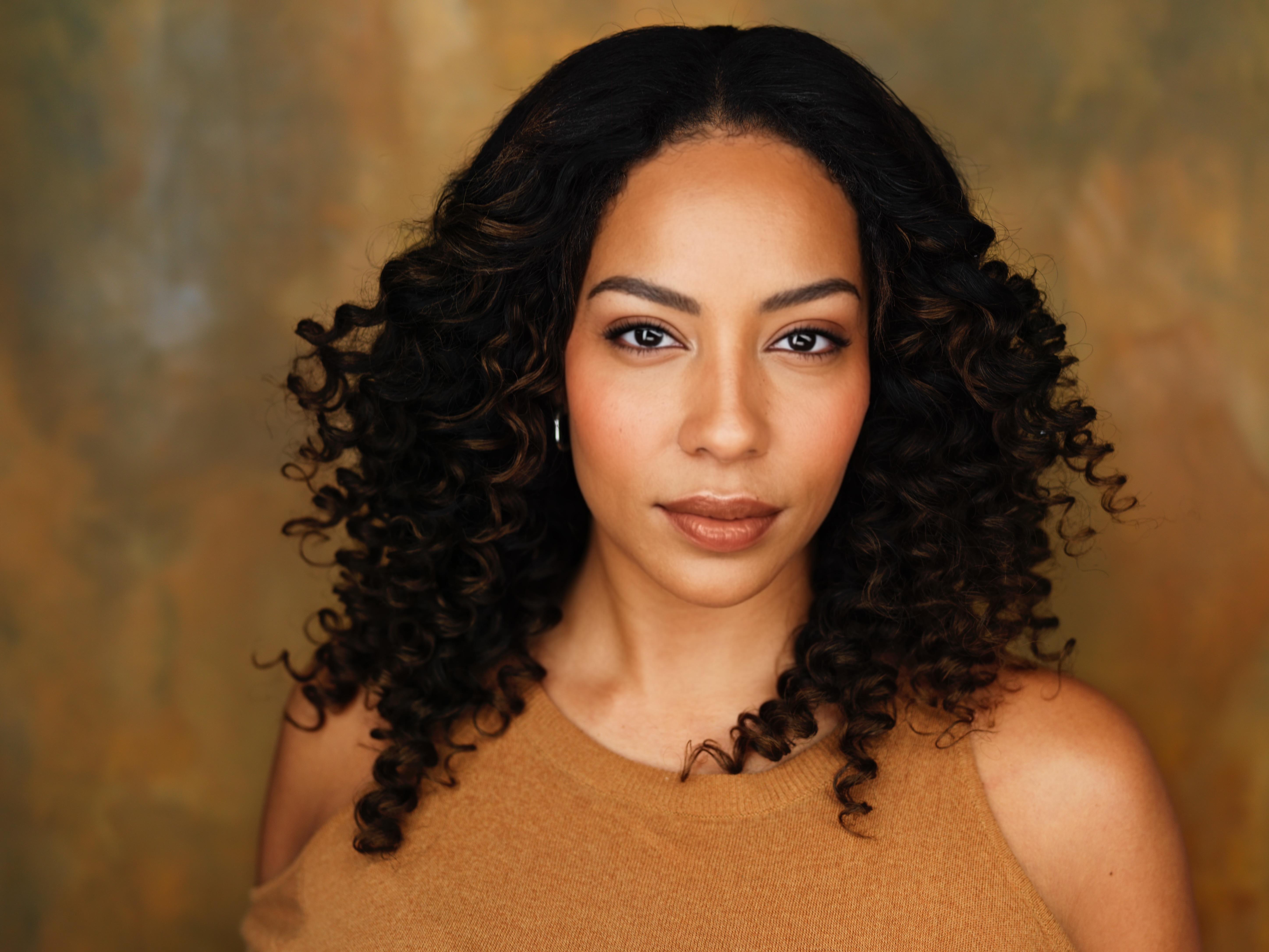 actor Gina Taylor large photo