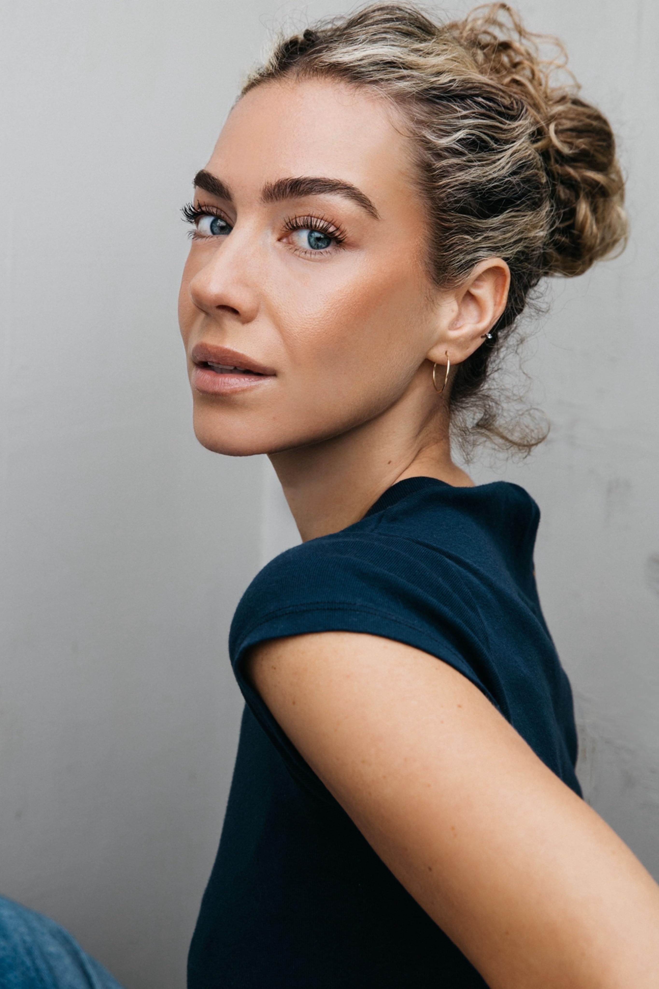 actor Olivia Lindsay large photo