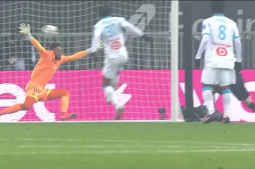 [Goal] Seize the initiative! Pavard makes a run, Aubameyang flicks it home to open the scoring