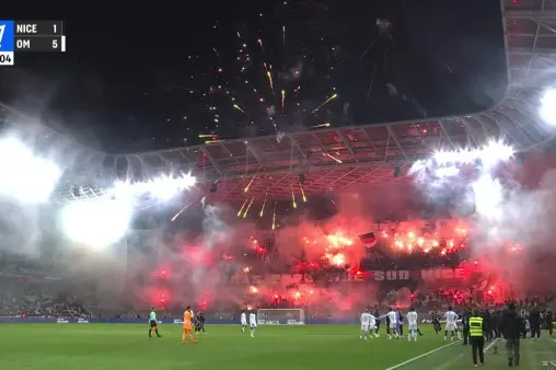 [Highlights] Early Christmas? Nice fans set off fireworks in the stands, game halted