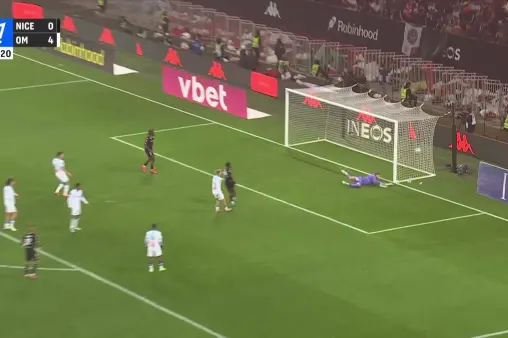 [Goal] End-to-end action! Ali Shaw makes a forward run and heads home to pull one back