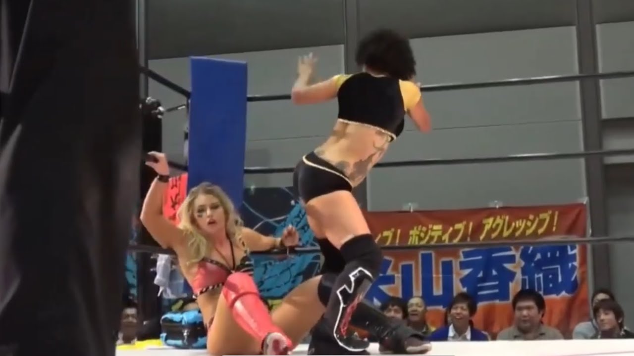 Toni Storm VS La Rosa Negra background