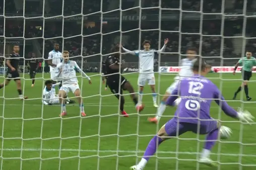 [Highlights] A mix-up! Dronge saves Murphy's one-on-one with a diving stop to keep the clean sheet