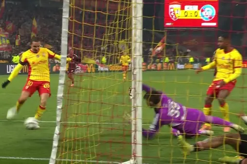 [Highlights] Chaotic sequence! Said stumbles past the keeper, Thauvin's tight-angle shot saved