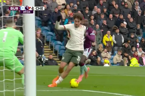 [Goal] Here comes the target man! Guiu holds off opponent and unselfishly crosses, Enzo taps in easily