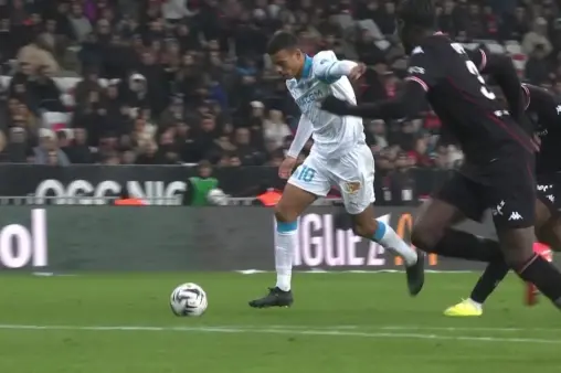 [Goal] Takes on the defense! Greenwood's consecutive feints followed by a powerful long-range strike to the far corner, scoring a brace