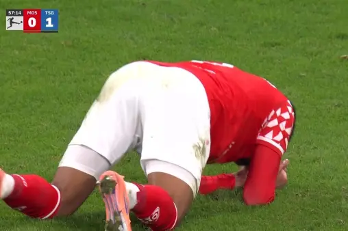 [Highlights] Defender's skill! Mwene receives a back pass and blasts a shot high over the bar