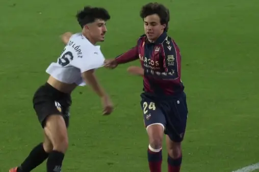 [Highlights] Turn of the tide! Carlos Alvarez's free-kick saved, then fouls to pick up a yellow card