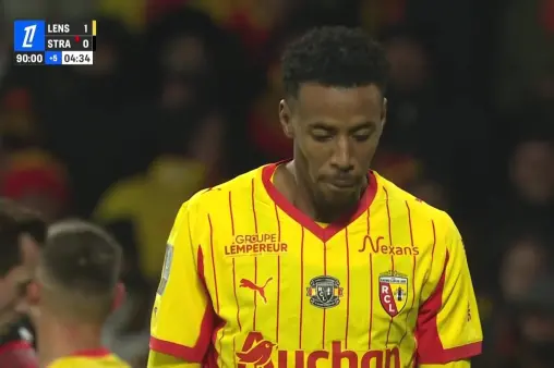 [Red Card] Conflict erupts! Gervinho commits a late foul from behind and shoves opponent, also sent off with a straight red