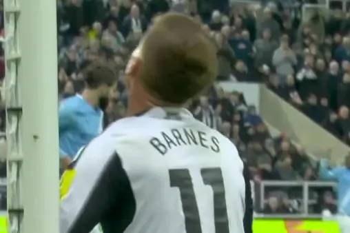 [Highlights] Missed sitter! Newcastle's right-wing cross into the box, Harvey Barnes fails to connect at the far post