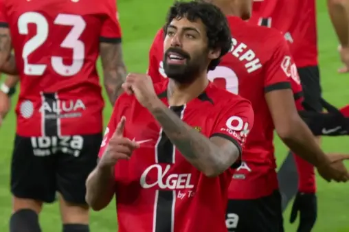 [Goal] Lightning equalizer! Samu Costa takes a shot on the ball, strikes into the corner