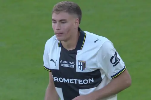 [Goal] Backline blunder! Verona's header backpass leads to a one-on-one, Pellegrino chips to retake the lead