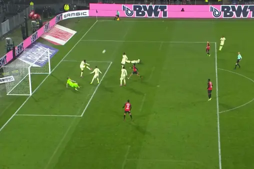 [Highlights] Dangerous! Kamara's scuffed shot saved by Hradecky