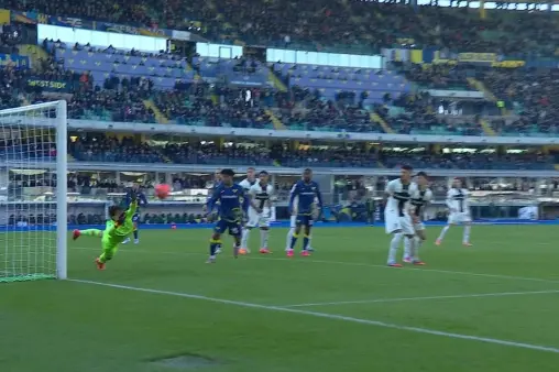 [Highlights] Giovane takes right corner, Orban's scuffed shot in melee saved