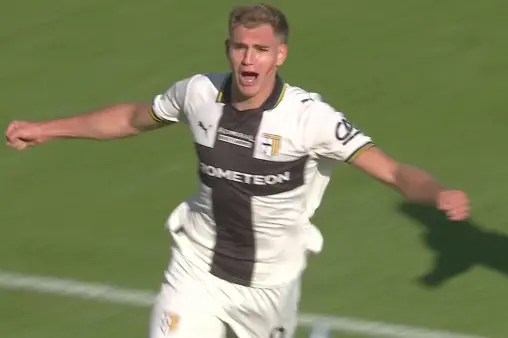 [Goal] Taking the initiative away from home! Thorsen flicks on a throw-in onto the crossbar, Pellegrino heads into an empty net to end drought