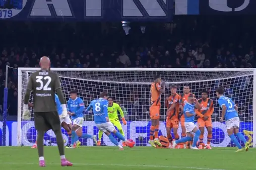 [Highlights] Strong shooting desire! McTominay's direct free-kick strike saved by the goalkeeper